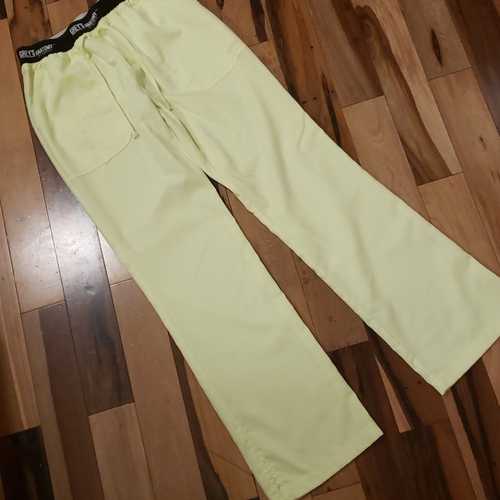 Grey's Anatomy Neon yellow/green scrubs